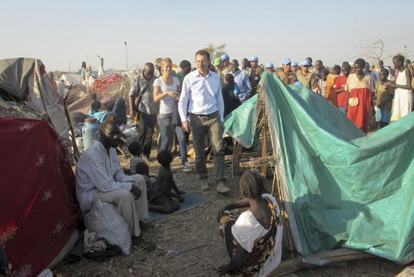 UN's top humanitarian official in the country Toby Lanzer, center, makes a visit to assess the humanitarian situation at the UN compound where many displaced have sought shelter in Bentiu, in oil-rich Unity state, in South Sudan, on Tuesday, Dec. 24.