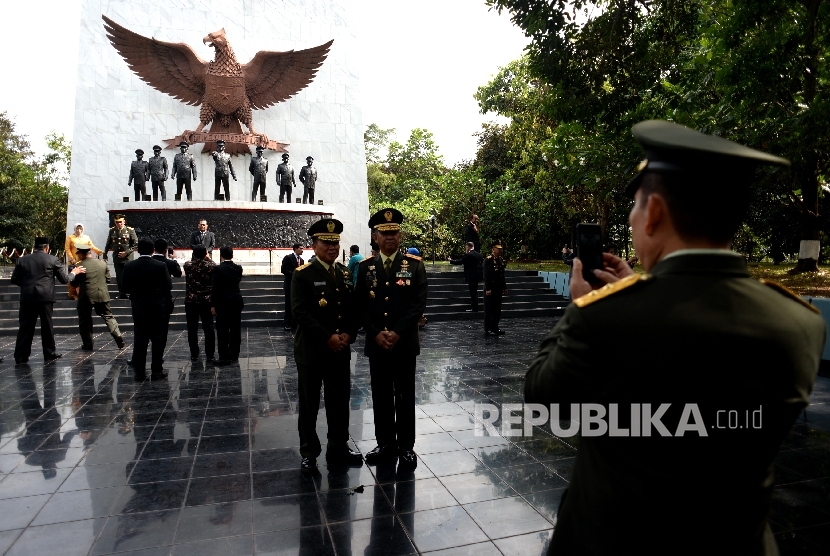 Undangan berfoto usai Upacara Peringatan Hari Kesaktian Pancasila di Monumen Pancasila Sakti, Lubang Buaya, Jakarta, Ahad (1/10). 