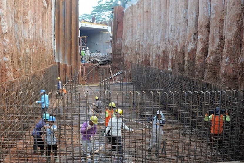  UNDERPASS CIBUBUR TAHAP II. Pekerja menyelesaikan pembangunan Underpass Cibubur tahap II di Jakarta, Senin (5/11). Dalam APBN 2013, sasaran pembangunan infrastruktur antara lain adalah jalan yang dipreservasi 35.017 km dan jembatan yang dipreservasi sepan