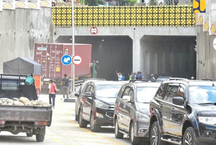 Underpass Karangsawah di Kabupaten Brebes dengan motif batik salem diujicoba lintas. Underpass senilai Rp 87 miliar ini mampu mengurangi kemacetan akibat lintasan sebidang dengan rel kereta api. 