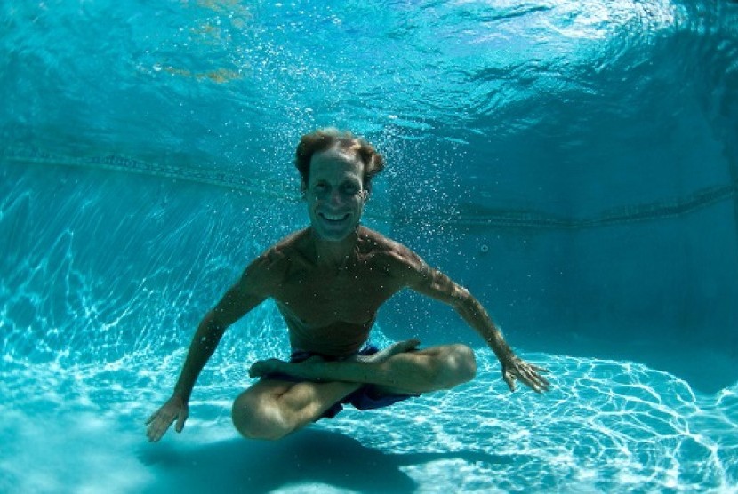 Underwater yoga