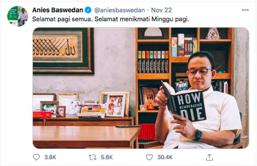 Gubernur DKI Jakarta Anies Rasyid Baswedan membaca buku.