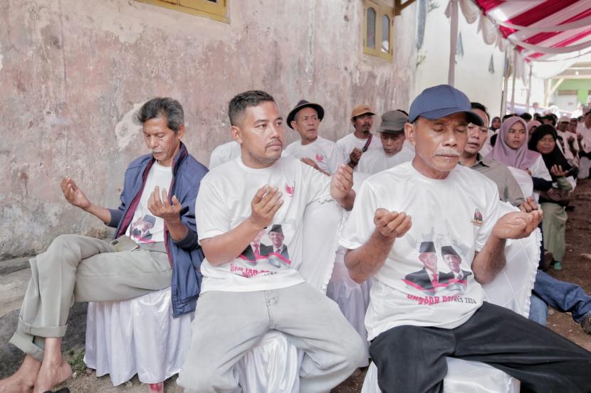 Ungkapan syukur warga yang mengikuti Pasar Sembako Murah di Kabupaten Pandeglang, Banten. 