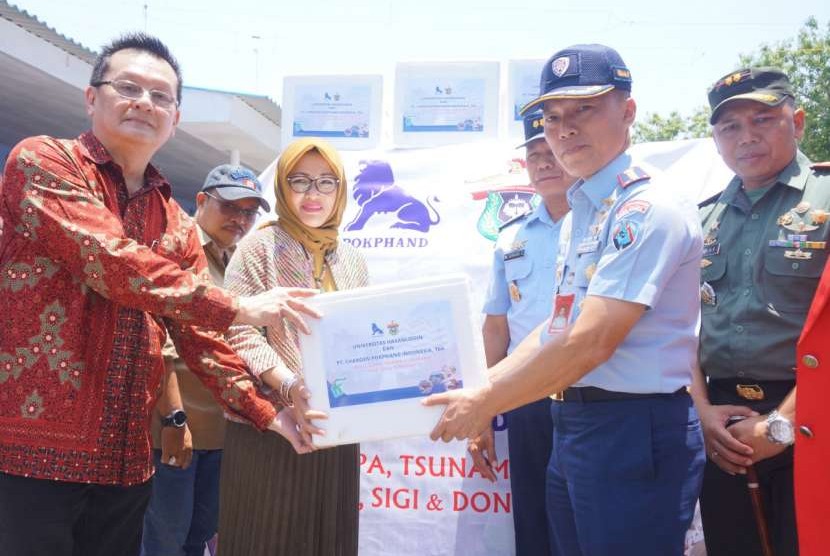 Unhas mengirimkan bantuan 2,4 ton nugget ayam siap santap untuk korban gempa dan tsunami di Sulawesi Tengah, Kamis (4/10).