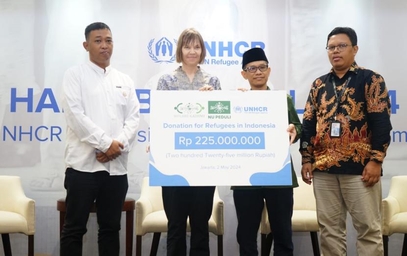 UNHCR secara simbolis memberikan bantun kepada pengungsi Rohingya melalui LAZISNU.