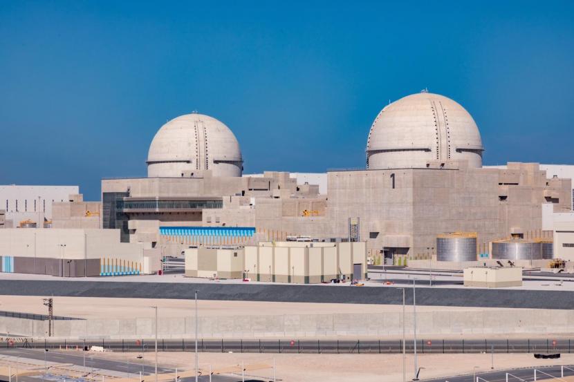Uni Emirat Arab mulai mengoperasikan pembangkit listrik tenaga nuklir yang diberi nama Barakah. residen Korea Selatan (Korsel) Yoon Suk-yeol dan Presiden Uni Emirat Arab (UEA) Sheikh Mohammed bin Zayed Al Nahyan mengunjungi Pembangkit Listrik Tenaga Nuklir Barakah di Abu Dhabi, Senin (16/1/2023) waktu setempat. Barakah menjadi simbol kemitraan kedua negara sejak pertama didirikan pada 2011.