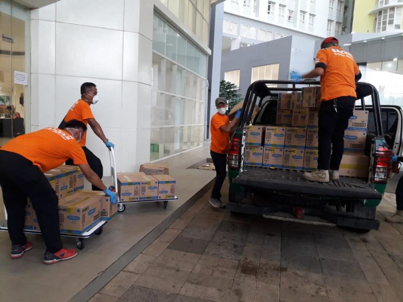  Unilever Indonesia kembali menggandeng Badan Amil Zakat Nasional (Baznas) dalam penyaluran bantuan teh celup ke tenaga kesehatan yang bertugas di Rumah Sakit Darurat Penanganan Covid-19, Wisma Atlet Kemayoran.