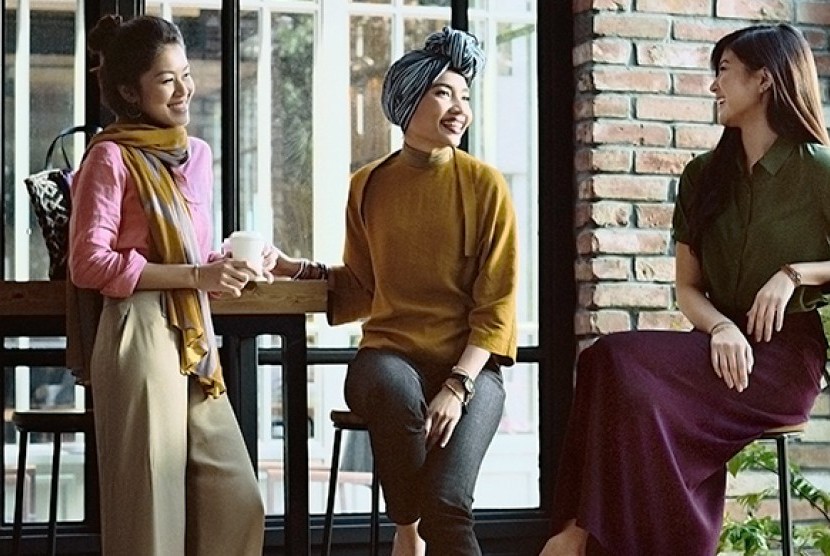 Perancang Hana Tajima kembali berkolaborasi dengan merek pakaian Jepang, Uniqlo (Foto: desainer Hana Tajima - tengah)