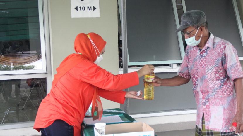  Unisa Yogyakarta menyelenggarakan kegiatan vaksinasi booster yang juga diiringi dengan pembagian minyak goreng bagi penerima vaksin.