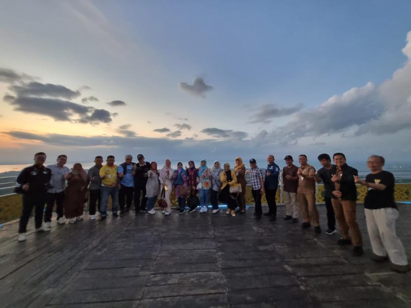 Unisba melakukan observasi ke empat destinasi wisata di Kabupaten Kotabaru, dari wisata bukit hingga bahari pada Senin (29/5).