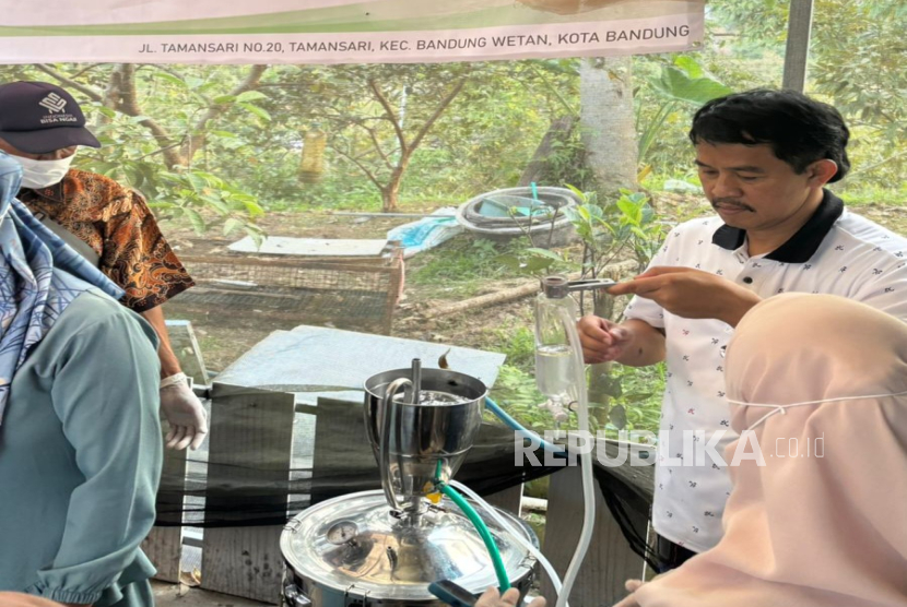 Unisba Beri Pelatihan ke Petani di Cililin, Mengolah Jahe Merah dan Serai Jadi Produk Siap Minum