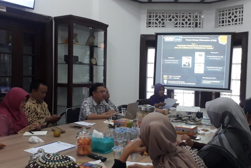 Unisba menggelar FGD tentang Dukungan Perguruan Tinggi dalam Mencegah Korupsi, Senin petang (31/7).