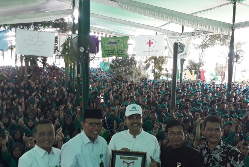 Unisma mendapatkan rekor Muri atas kegiatan penandatangan sikap mempertahankan ideologi Pancasila dan bentuk negara Republik Indonesia (RI) dengan jumlah 12.819 dukungan, Rabu (6/9).