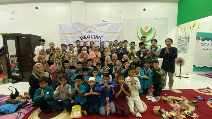 Unit Kegiatan Mahasiswa (UKM) Dhinakara Adventure Universitas Nusa Mandiri (UNM) mengadakan kegiatan santunan sekaligus buka bersama dengan anak-anak panti asuhan Yauma cabang pisangan di Jakarta Timur.