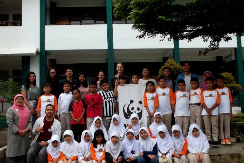 Unit Kegiatan Mahasiswa (UKM) International Association of Students in Economic and Commercial Sciences (AIESEC) Institut Pertanian Bogor (IPB) mengajak partisipan asing untuk proyek sosial bertajuk Waste Not Bogor.