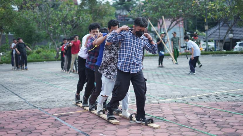 Unit Kegiatan Mahasiswa (UKM) Resimen Mahasiswa (Menwa) Universitas Muhammadiyah Malang (UMM) mengadakan lomba permainan tradisional bagi para mahasiswa, beberapa waktu lalu. 