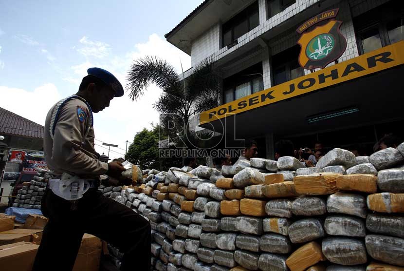   Unit Narkoba Polsek Johar Baru Polres Jakarta Pusat menggelar barang bukti penangkapan narkotika jenis ganja di halaman Makopolsek Johar Baru, Jakarta Pusat, Rabu (13/3). (Republika/Adhi Wicaksono)