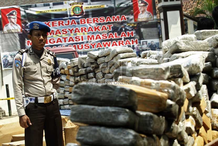   Unit Narkoba Polsek Johar Baru Polres Jakarta Pusat menggelar barang bukti penangkapan narkotika jenis ganja di halaman Makopolsek Johar Baru, Jakarta Pusat, Rabu (13/3). 
