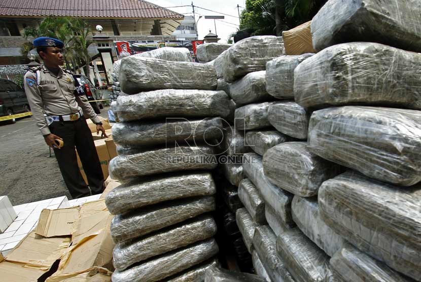   Unit Narkoba Polsek Johar Baru Polres Jakarta Pusat menggelar barang bukti penangkapan narkotika jenis ganja di halaman Makopolsek Johar Baru, Jakarta Pusat, Rabu (13/3). (Republika/Adhi Wicaksono)