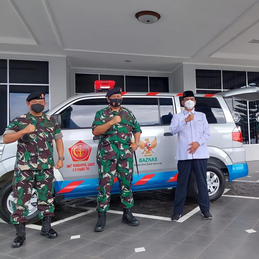 Unit Pengumpul Zakat (UPZ) Baznas UO Mabes TNI menyerahkan satu unit mobil jenazah kepada Danlantamal II Padang, di Mako Lantamal II Padang, Sumatera Barat (Sumbar), Selasa (30/11) pagi.