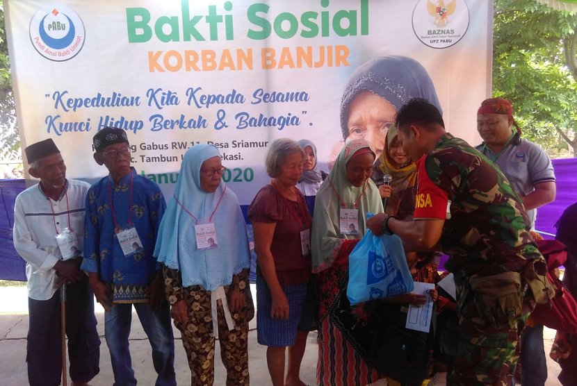 Unit Pengumpul Zakat Yayasan Pundi Amal Bakti Ummat (PABU) memberikan santunan untuk korban banjir Tambun.