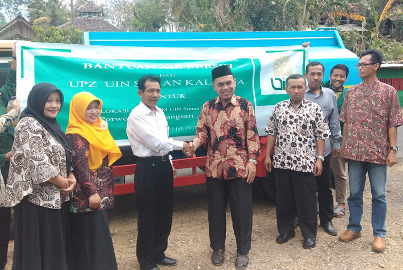 Unit Penyalur Zakat (UPZ) Universitas Islam Negeri Sunan  Kalijaga (UIN Suka) Yogyakarta menyalurkan air bersih di Gunungkidul dan  Kulon Progo, DIY.