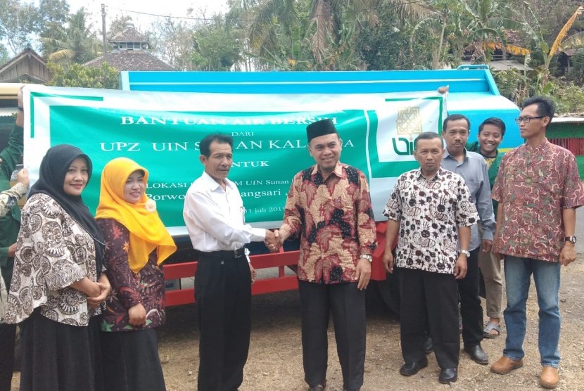 Unit Penyalur Zakat (UPZ) Universitas Islam Negeri Sunan Kalijaga (UIN Suka) Yogyakarta menyalurkan air bersih di Gunungkidul dan Kulonprogo.