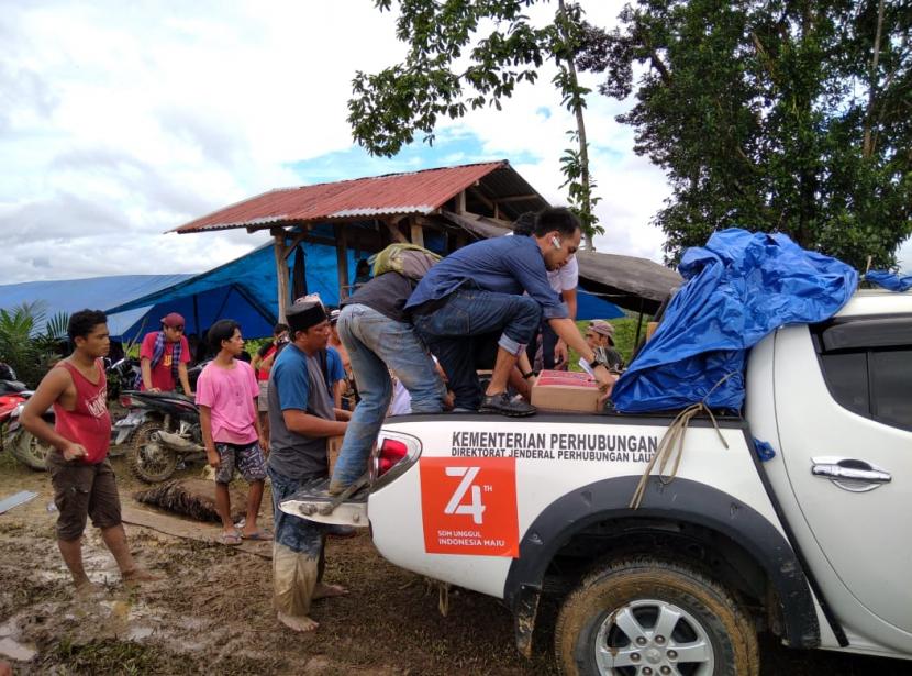 Unit Penyelenggara Pelabuhan (UPP) Kelas II Palopo langsung bergerak melakukan aksi kemanusiaan dengan memberikan bantuan kepada korban banjir yang melanda Kecamatan Masamba.