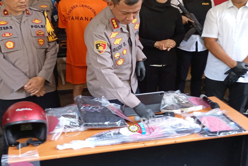 Unit Reskrim Polsek Lengkong menangkap begal sadis yang membacok warga saat tengah menunggu pesanan ojek online di Bandung, Senin (5/5/2025). 