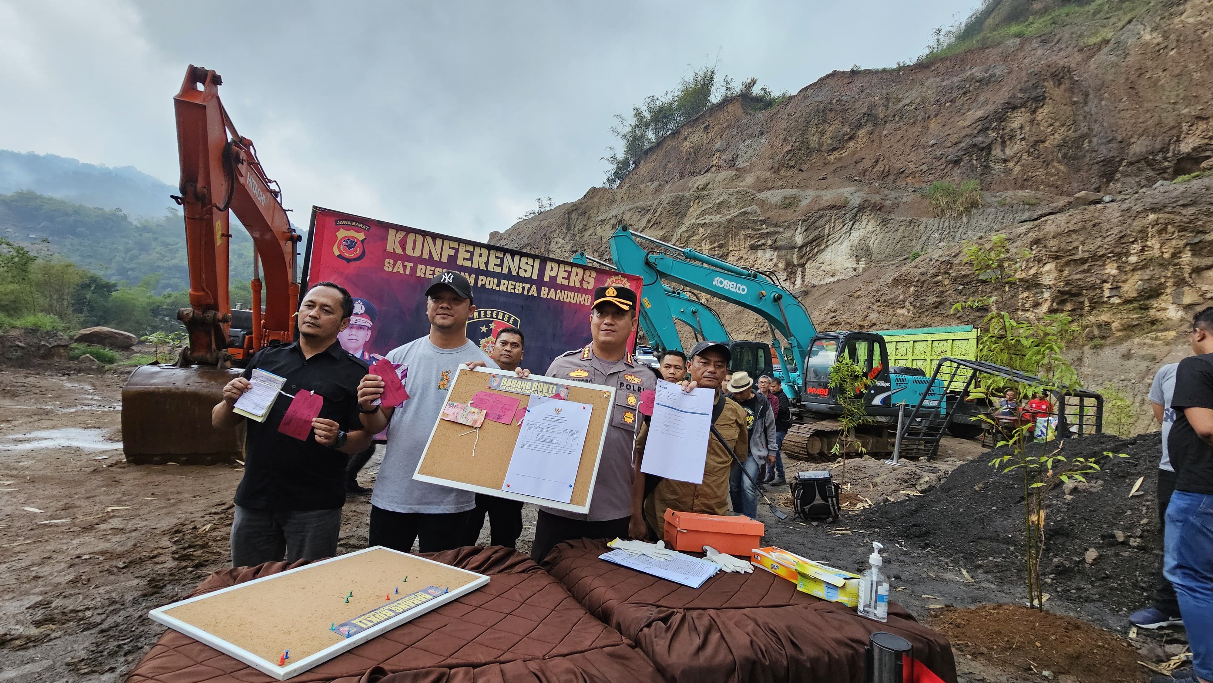 Unit Tipidter Satreskrim Polresta Bandung berhasil mengungkap praktik galian c yang beroperasi selama tiga bulan di kawasan Gunung Sungapan, Jalan Raya Soreang-Ciwidey, Kabupaten Bandung. Mereka pun langsung menutup aktivitas galian c tersebut. 