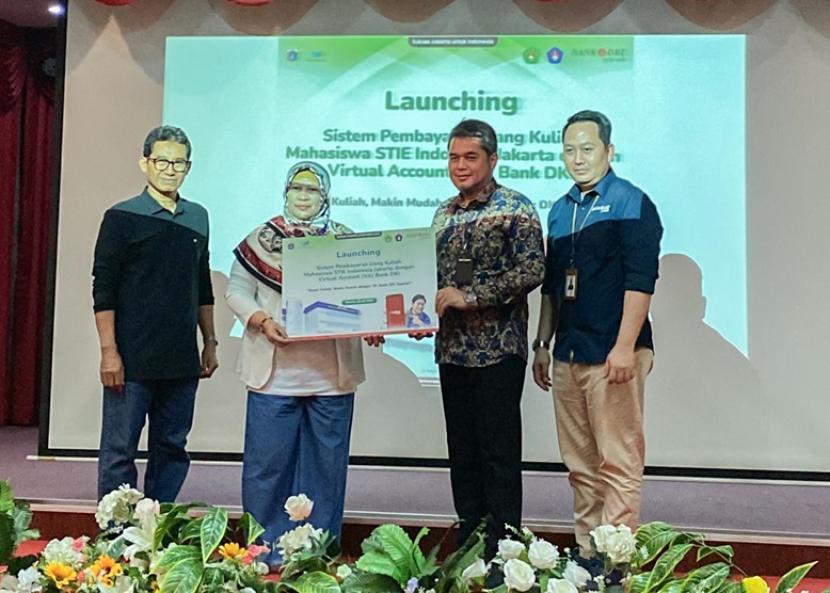 Unit Usaha Syariah Bank DKI bersama Yayasan Pendidikan Fatahillah Jakarta sepakat menjalin kerja sama, yang secara resmi ditandai dengan penandatanganan Nota Kesepahaman mengenai Pemanfaatan Layanan Jasa dan Produk Perbankan Syariah, di Jakarta pada Kamis (25/7/2024). Bank DKI menyebut kerja sama ini dalam rangka memperluas penggunaan produk perbankan syariah Bank DKI, khususnya di dunia Pendidikan.