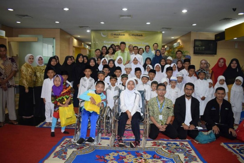  Unit Usaha Syariah Maybank Kantor Cabang Bandung dan Dompet Peduli Ummat Daarut Tauhiid (DPU DT) menggelar acara berbagi bertema ‘Kuatkan Silaturahim dan Maknai Arti Kebersamaan’ bersama 50 anak yatim, dhuafa dan difabel di Bandung, akhir pekan lalu.