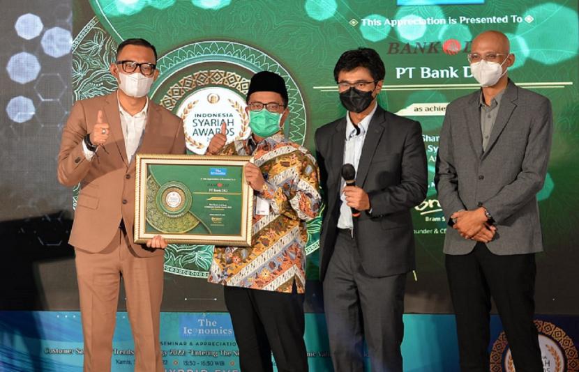 Unit Usaha Syariah (UUS) Bank DKI menerima penghargaan kategori Best Syariah Unit Business yang diberikan oleh The Iconomics pada 2nd Indonesia Syariah Award 2022. 