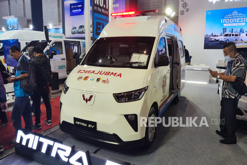 Unit Wuling Mitra EV yang disulap menjadi unit ambulans ditampilkan di ajang GAIKINDO Indonesia International Commercial Vehicle Expo (GIICOMVEC) 2026.
