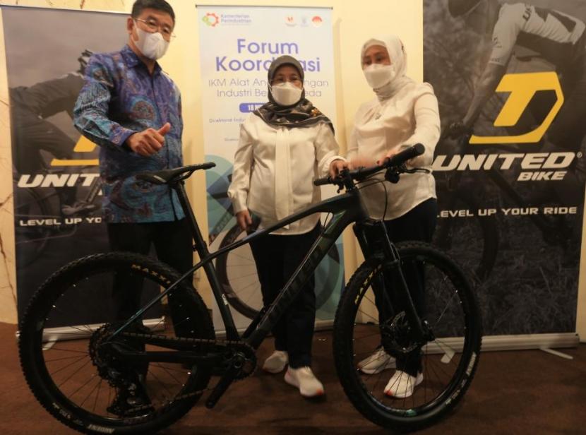 United Bike menandatangani MoU dengan Industri Kecil dan Menengah (IKM) di Gedung United Bike, Tangerang Selatan. PT Sepeda Bersama Indonesia Tbk (BIKE) optimistis dapat membukukan kinerja gemilang pada 2023. Optimisme tersebut didukung penjualan e-moped dan e-motor yang mulai gencar dilakukan sejak tahun ini. 