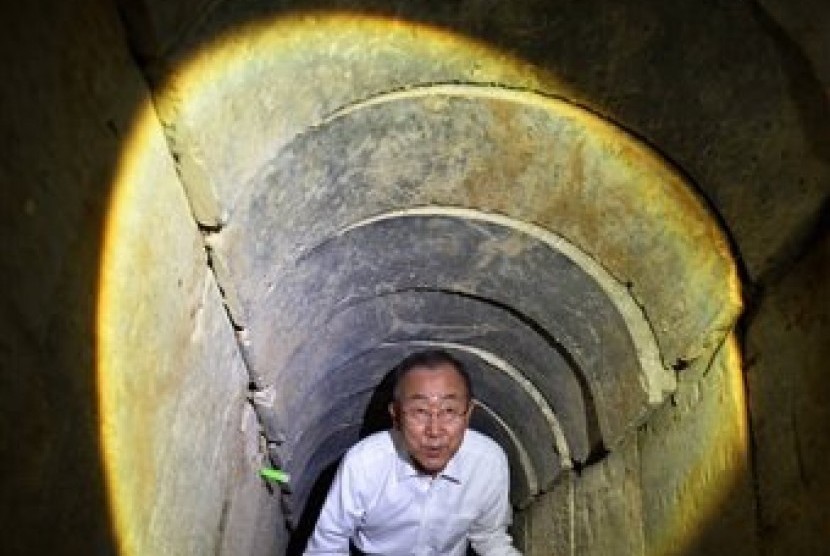 United Nations Secretary-General Ban Ki-moon walks in a tunnel the military claims was used by Palestinians, at the Israel-Gaza Border, near Kibbutz En Hashlosha, Tuesday, Oct. 14, 2014.