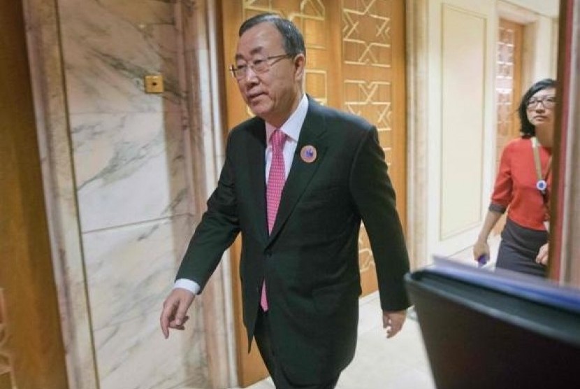 United Nations Secretary General Ban Ki-moon walks out to prepare to greet US Secretary of State John Kerry (not pictured) before the start of their meeting at Bayan Palace in Kuwait City, January 15, 2014.