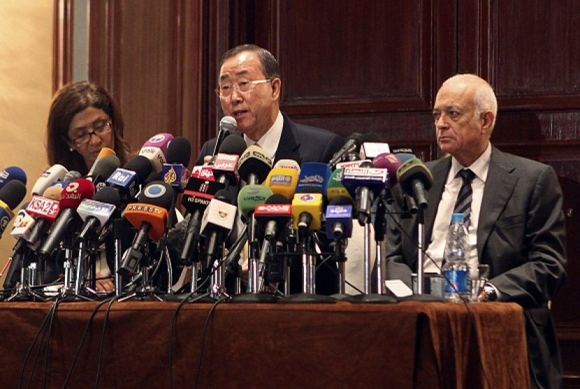 United Nations (U.N.) Secretary-General Ban Ki-moon (center) speaks during a news conference with Arab League Secretary-General Nabil Elaraby (right) after their meeting to discuss the situation in Gaza, in Cairo November 20, 2012.   