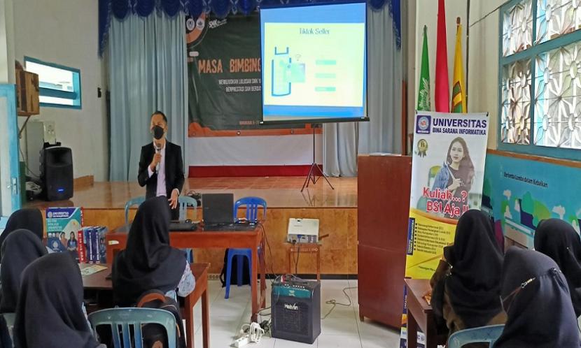 Univerisitas BSI kampus Yogyakarta gelar workshop pemanfaatan media sosial untuk berbisnis.