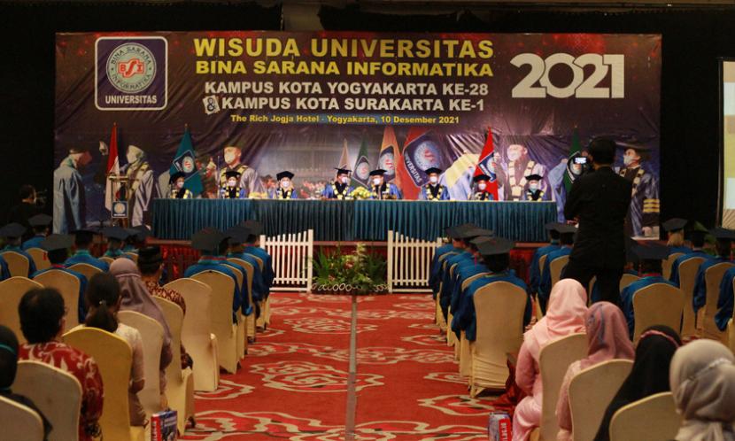 Universias BSI (Bina Sarana Informatika) kampus Solo, menggelar prosesi wisuda yang pertama, secara offline, di The Rich Hotel Jogja, Yogyakarta pada Jumat (10/12). 