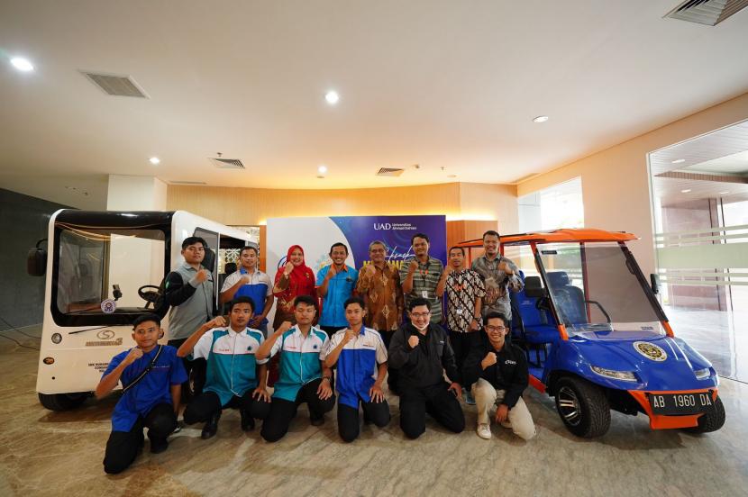  Universitas Ahmad Dahlan (UAD) meluncurkan mobil listrik untuk mensukseskan gelaran Muktamar Muhammadiyah dan 