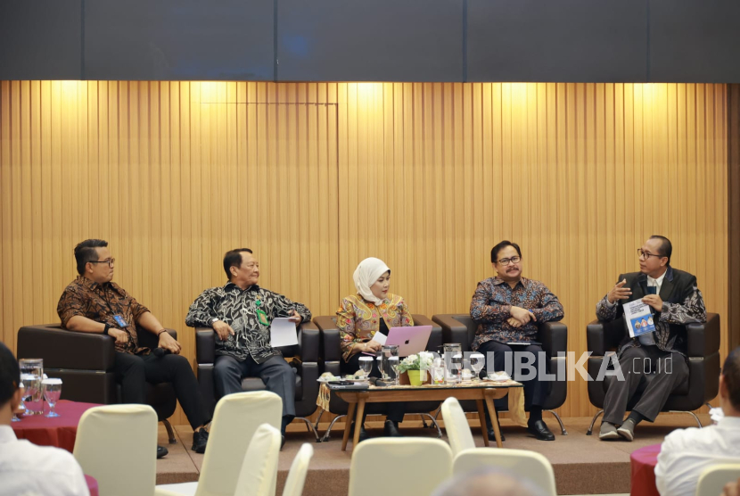 Universitas Airlangga (UNAIR) menggelar refleksi akhir tahun melalui sebuah talkshow bertajuk Refleksi Tahun 2024: Penegakan Hukum untuk Kemajuan Ekonomi Jawa Timur.