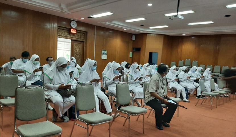 Universitas Aisyiyah (Unisa) Yogyakarta melalui Fakultas Ilmu Kesehatan (Fikes) hari ini mengirimkan 32 mahasiswa keperawatan dan 7 alumni jurusan kebidanan untuk menjadi relawan di RSUP dr. Sardjito, Yogyakarta.