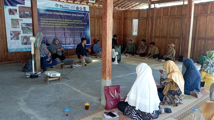 Universitas AKPRIND Indonesia dan Universitas AMIKOM Yogyakarta melakukan alih teknologi melalui Program Pengabdian kepada Masyarakat (PkM) Pemberdayaan Desa Binaan Eduwisata-Preneur di Padukuhan Kroco, Sendangasari, Pengasih Kabupaten Kulonprogo, DIY. 