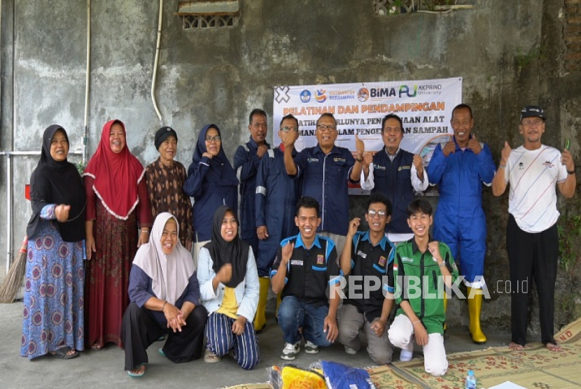 Universitas AKPRIND Yogyakarta melalui program Pengabdian kepada Masyarakat menghadirkan solusi nyata bagi pengelolaan sampah mandiri di Paguyuban Margo Rukun dengan dukungan teknologi tepat guna (TTG) berupa mesin pencacah sampah organik, mesin press anorganik, aplikasi manajemen arsip digital, serta Alat Pelindung Diri (APD), 