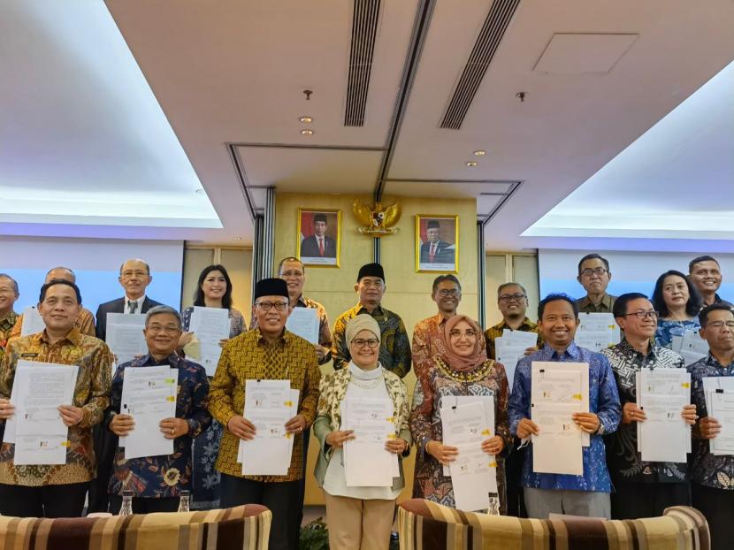 Universitas Al Azhar Indonesia  bersama 34 kampus lainnya menerima hibah swakelola Gerakan Nasional Revolusi Mental (GNRM). Kontrak tersebut ditandatangani di Jakarta, Kamis (21/7/2022).