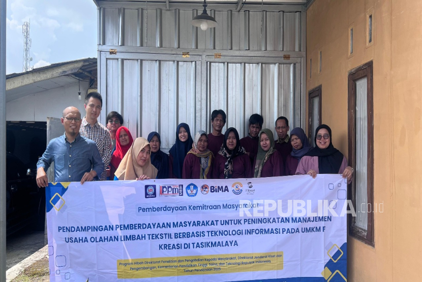 Universitas Bina Sarana Informatika (UBSI) kampus Tasikmalaya menggelar rangkaian pelatihan desain kemasan produk, fotografi produk, dan manajemen usaha bagi UMKM F Kreasi.