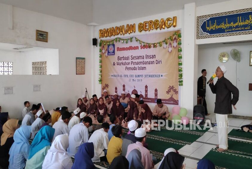 Universitas Bina Sarana Informatika (UBSI) melalui BSI Peduli mengunjungi asrama yatim piatu.