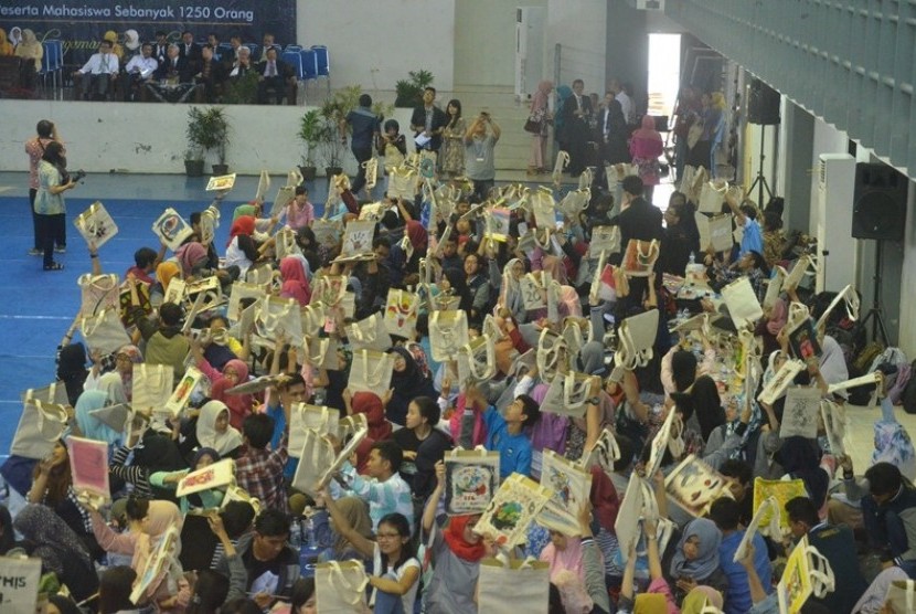 Universitas Brawijaya Malang mencetak rekor MURI peserta terbanyak pada seni lukis tas dengan jumlah 1.437 orang. Peserta baik dari kalangan dosen, mahasiswa maupun masyarakat umum, dan berlangsung Sabtu (18/11)