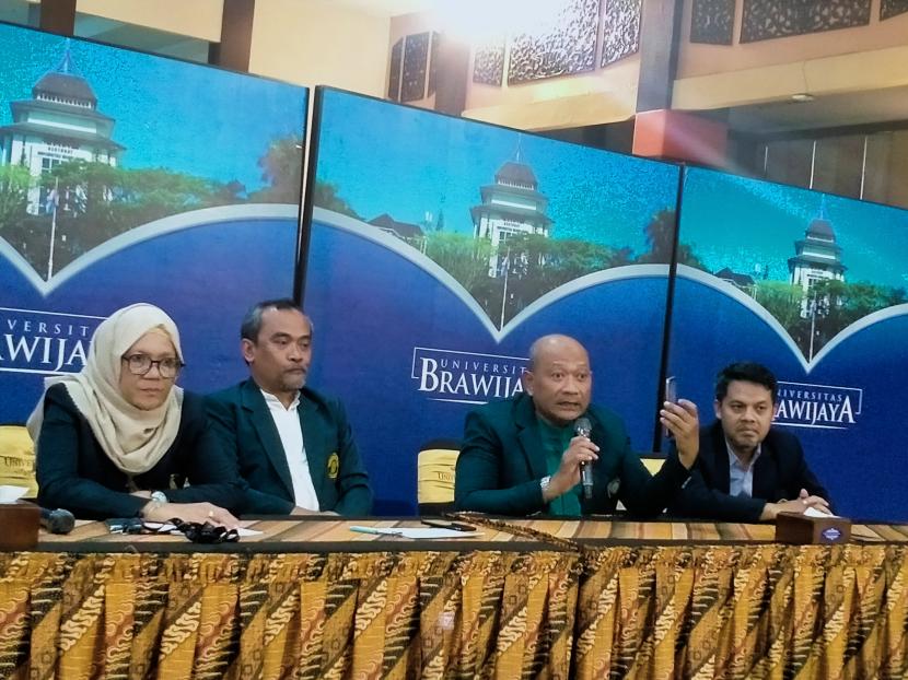  Universitas Brawijaya (UB) akan mengukuhkan empat profesor baru di Gedung Samantha Krida, Kota Malang.
